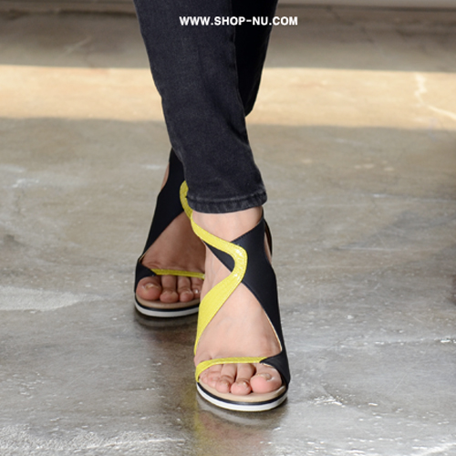 CUT-OUT NEON EMBOSSING LEATHER N NAVY LEATHER SANDALS.9