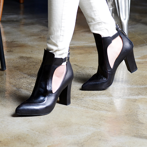 CUT-OUT BLACK LEATHER ANKLE BOOTS 9/1.2